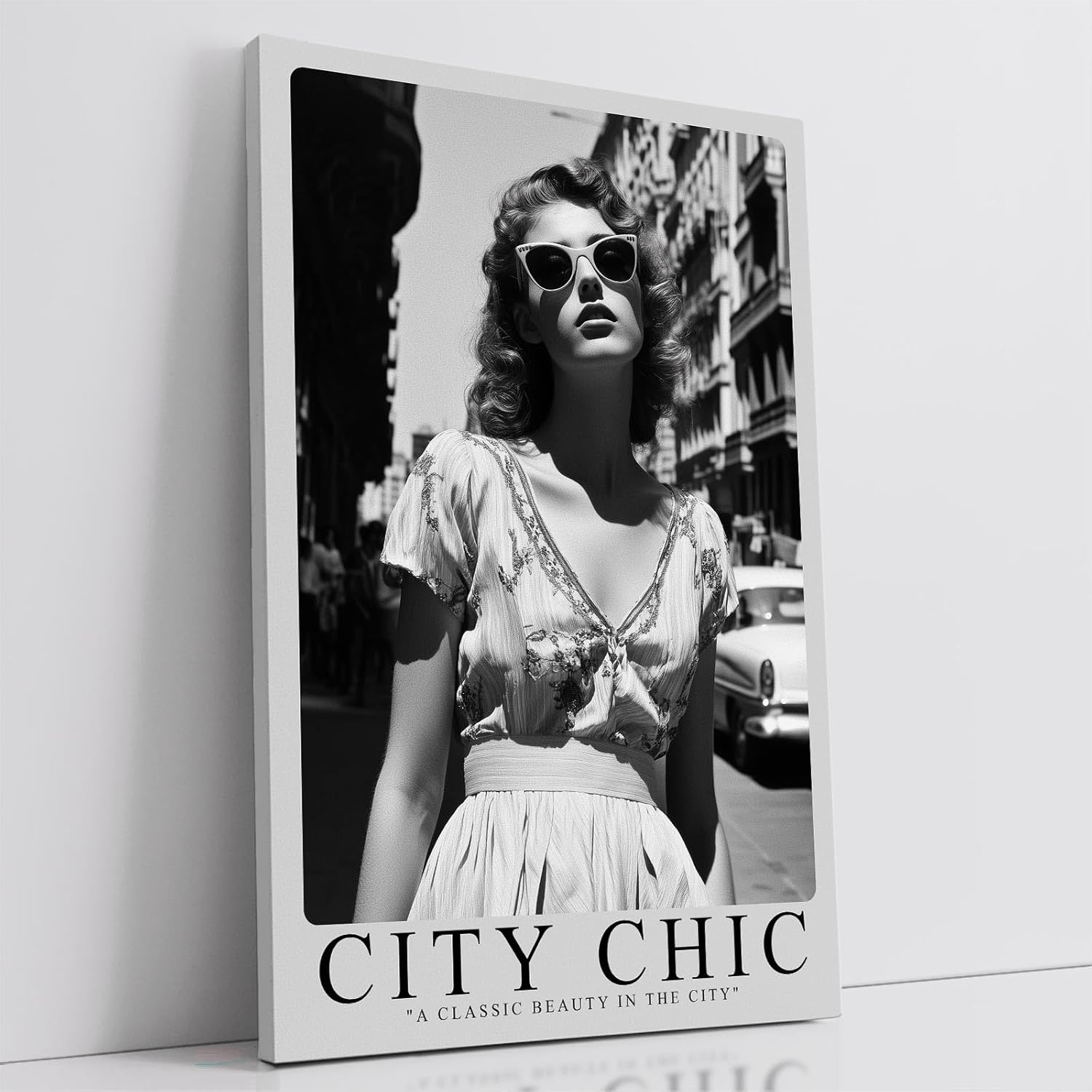 Paul Sinus Leinwandbild 60x90cm Leinwandbild City Chic – Stilvolle Schwarz-Weiß-Fotografie einer eleganten Frau in urbaner Kulisse, Vintage-Glamour