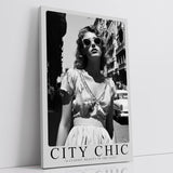 Paul Sinus Leinwandbild 60x90cm Leinwandbild City Chic – Stilvolle Schwarz-Weiß-Fotografie einer eleganten Frau in urbaner Kulisse, Vintage-Glamour