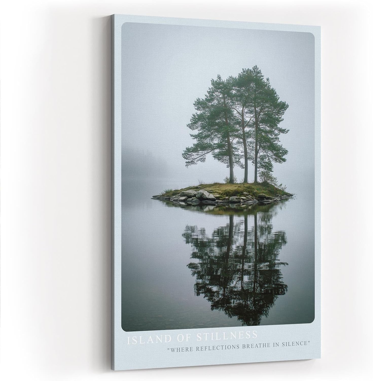 Paul Sinus Wandbild in 40x60cm Island of Stillness – Nebelige Seeinsel mit Baumgruppe, ruhiges Naturmotiv in sanften Grautönen und Spiegelung im Wasser