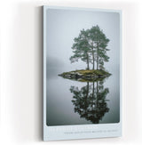 Paul Sinus Wandbild in 40x60cm Island of Stillness – Nebelige Seeinsel mit Baumgruppe, ruhiges Naturmotiv in sanften Grautönen und Spiegelung im Wasser