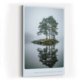 Paul Sinus Wandbild in 40x60cm Island of Stillness – Nebelige Seeinsel mit Baumgruppe, ruhiges Naturmotiv in sanften Grautönen und Spiegelung im Wasser