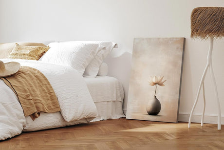 Paul Sinus 60x90cm Wandbild Zarte Eleganz in Beige – Minimalistisches Blumenmotiv mit ruhiger Ausstrahlung für stilvolle Räume