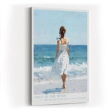 Paul Sinus Wandbild in 40x60cm Frau im weißen Kleid am Meer – harmonisches Küstenmotiv in impressionistischer Malweise für entspannende Wohnraumgestaltung