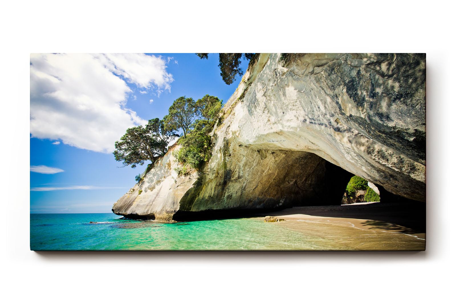 Sinus Art Wandbild 120x80cm Strahlende Küstenszene mit Felsüberhang, Sandstrand und klarem türkisfarbenem Meer