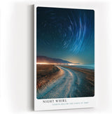 Paul Sinus Wandbild in 40x60cm Night Whirl Sternenhimmel mit Sternenspuren über Küstenstraße in nächtlicher Langzeitbelichtung