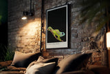 Paul Sinus Kunstdruck 40x60cm Jungle Balance mit Chamäleon auf Ast vor schwarzem Hintergrund