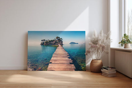 Sinus Art Wandbild 120x80cm Holzsteg führt zur Insel im klaren Meer – Symbol für Freiheit und Fernweh