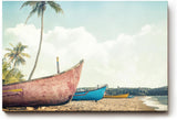 Sinus Art Wandbild 120x80cm Farbige Boote auf Sandstrand mit Palmen und tropischem Himmel im nostalgischen Stil