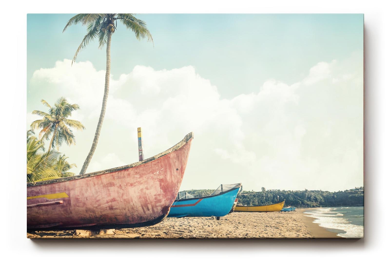 Sinus Art Wandbild 120x80cm Farbige Boote auf Sandstrand mit Palmen und tropischem Himmel im nostalgischen Stil