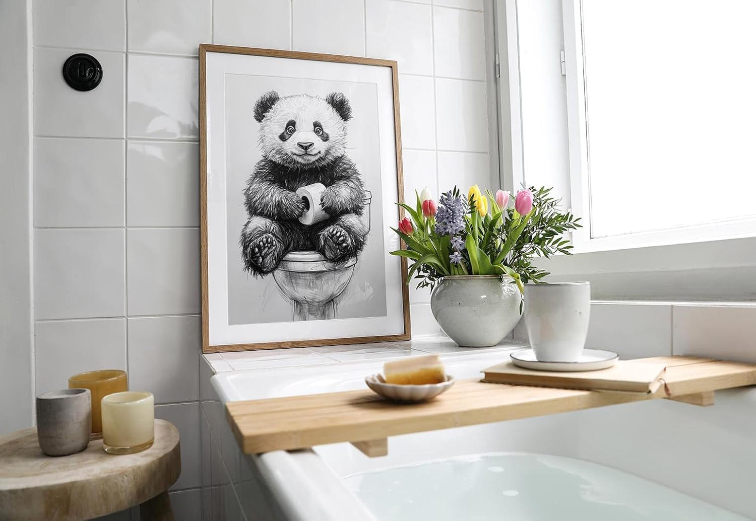 Paul Sinus Poster/Leinwandbild/Rahmenoption – Süßer Panda auf Toilette – Lustige WC-Deko für dein Badezimmer