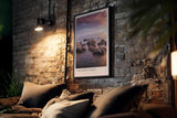 Paul Sinus Kunstdruck 40x60cm Twilight Coast – Felsen im Abendlicht an ruhiger Küste mit violettem Himmel und weichem Wasser