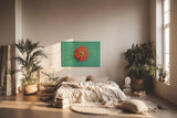 Sinus Art Wandbild 120x80cm Zentrierte rote Zinnienblüte auf grünem Blattmuster – harmonisch, lebendig und modern