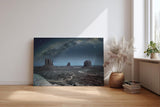 Sinus Art Wandbild 120x80cm Faszinierende Landschaft mit ikonischen Felsformationen unter der Milchstraße