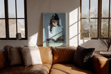 Paul Sinus Wandbild in 40x60cm Focused Mind – Ausdrucksstarkes Porträt einer jungen Frau mit Brille, vertieft ins Lesen, moderne Bilder in kühlen Farbtönen, konzentriert und stilvoll