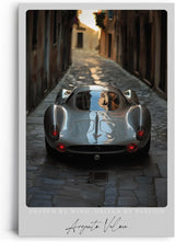 Paul Sinus Leinwandbild 80x120cm Argento Veloce Leinwandbild silbernes Sportwagen-Porträt in enger Gasse faszinierende Symbiose von Design