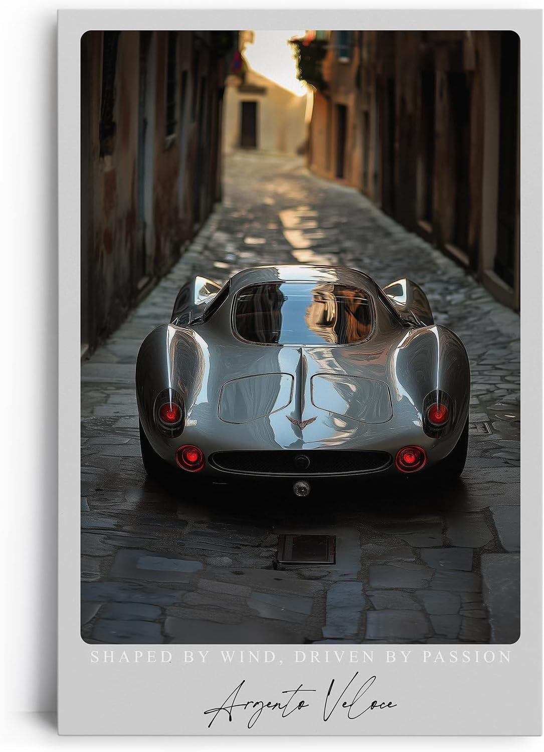 Paul Sinus Leinwandbild 80x120cm Argento Veloce Leinwandbild silbernes Sportwagen-Porträt in enger Gasse faszinierende Symbiose von Design