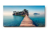 Sinus Art Wandbild 120x80cm Holzsteg führt zur Insel im klaren Meer – Symbol für Freiheit und Fernweh