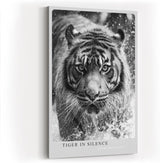 Paul Sinus Wandbild in 40x60cm Tiger in Silence – Ausdrucksstarkes Schwarz-Weiß-Porträt eines Tigers im Wasser