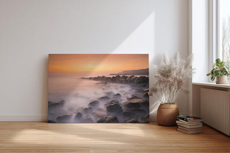 Sinus Art Wandbild 120x80cm Vernebelte Felsküste mit warmem Sonnenlicht – beruhigend und ästhetisch
