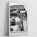 Paul Sinus Leinwandbild 80x120cm Leinwandbild Römische Göttin – Stilvolle Schwarz-Weiß-Fotografie einer eleganten Frau vor dem Kolosseum, Retro-Glamour