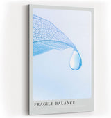 Paul Sinus Kunstdruck 40x60cm Fragile Balance – transparente Struktur mit Wassertropfen auf zartem Blatt in Hellblau