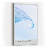 Paul Sinus Kunstdruck 40x60cm Fragile Balance – transparente Struktur mit Wassertropfen auf zartem Blatt in Hellblau