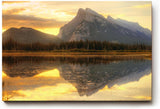 Sinus Art Wandbild 120x80cm Bergmassiv spiegelt sich im ruhigen See – warm, still und kraftvoll zugleich