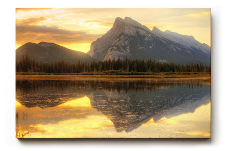 Sinus Art Wandbild 120x80cm Bergmassiv spiegelt sich im ruhigen See – warm, still und kraftvoll zugleich