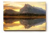Sinus Art Wandbild 120x80cm Bergmassiv spiegelt sich im ruhigen See – warm, still und kraftvoll zugleich