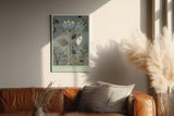 Paul Sinus Wandbild in 40x60cm The Botanical Whisper Feine botanische Illustration einer blauen Blüte mit Blättern auf dezentem Hintergrund