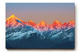 Sinus Art Wandbild 120x80cm Leuchtend rote Bergspitzen im ersten Sonnenlicht mit kühler Schneelandschaft