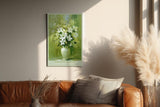 Paul Sinus Wandbild in 40x60cm Symphony in White stilvolles Stillleben mit weißen Lilien und Blüten in Vase vor grünem Hintergrund