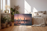 Sinus Art Wandbild 120x80cm Städtische Skyline in der Dämmerung mit reflektierendem Wasser und ruhigem Boot – kontrastreich und elegant
