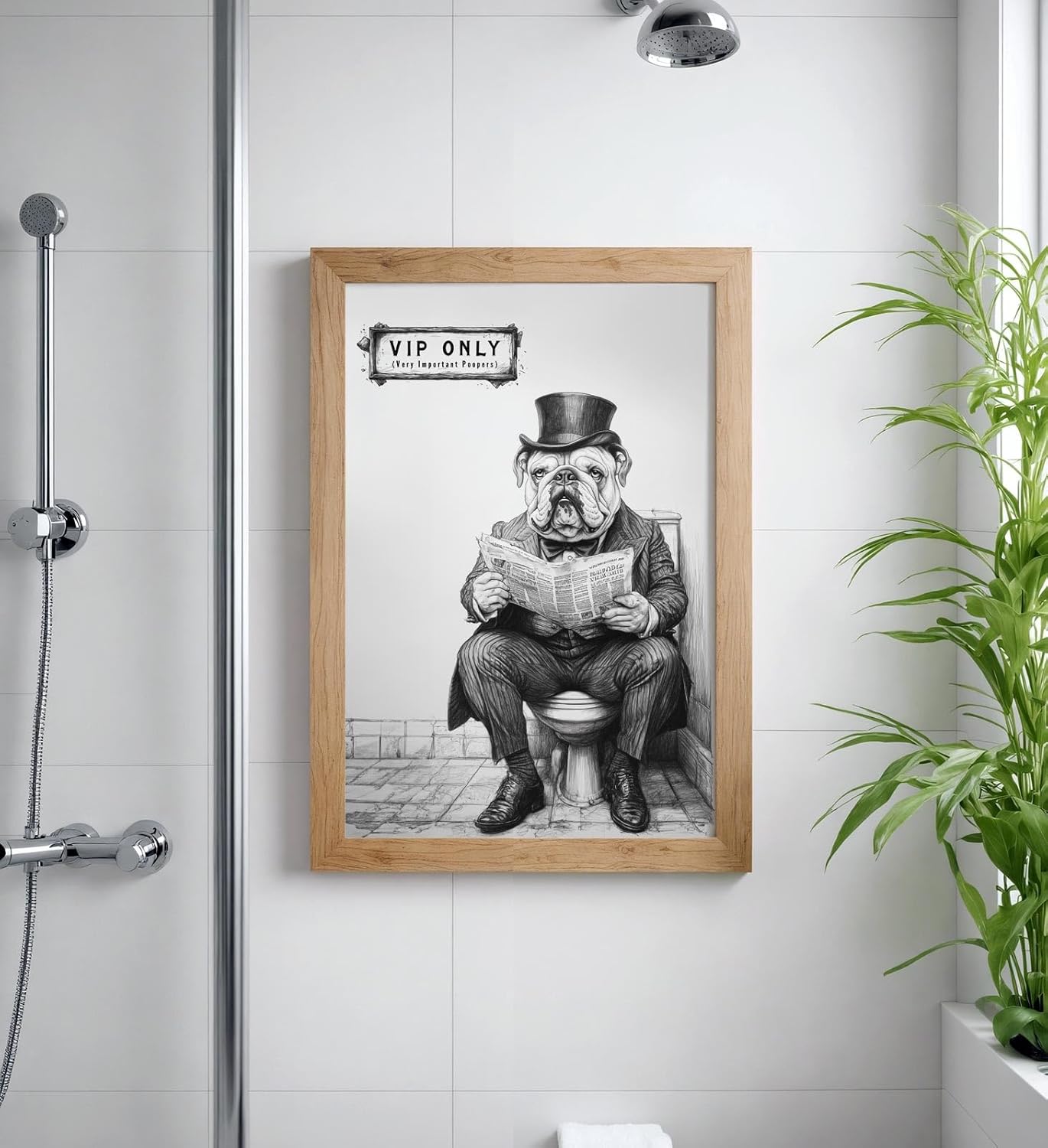 Paul Sinus Poster/Leinwandbild/Rahmenoption – Vornehme Bulldogge „VIP ONLY – Very Important Poopers“ – Lustige WC-Deko für dein Badezimmer