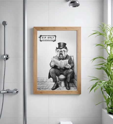 Paul Sinus Poster/Leinwandbild/Rahmenoption – Vornehme Bulldogge „VIP ONLY – Very Important Poopers“ – Lustige WC-Deko für dein Badezimmer