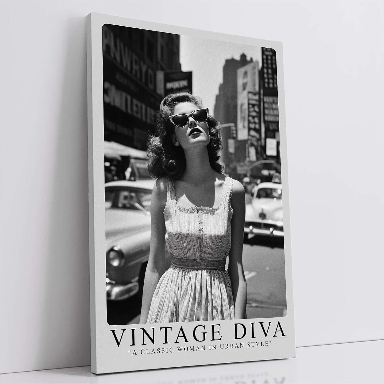 Paul Sinus Leinwandbild 40x60cm Leinwandbild Vintage Diva – Stilvolle Schwarz-Weiß-Fotografie einer glamourösen Frau in urbaner Kulisse, Retro-Ästhetik