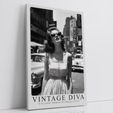 Paul Sinus Leinwandbild 40x60cm Leinwandbild Vintage Diva – Stilvolle Schwarz-Weiß-Fotografie einer glamourösen Frau in urbaner Kulisse, Retro-Ästhetik