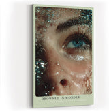Paul Sinus Wandbild in 40x60cm Drowned in Wonder – emotionales Fotoporträt eines Auges unter Wasser für ausdrucksstarke Raumgestaltung
