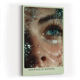 Paul Sinus Wandbild in 40x60cm Drowned in Wonder – emotionales Fotoporträt eines Auges unter Wasser für ausdrucksstarke Raumgestaltung