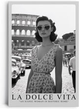 Paul Sinus Leinwandbild 60x90cm Leinwandbild La Dolce Vita – Stilvolle Schwarz-Weiß-Fotografie mit eleganter Frau vor dem Kolosseum