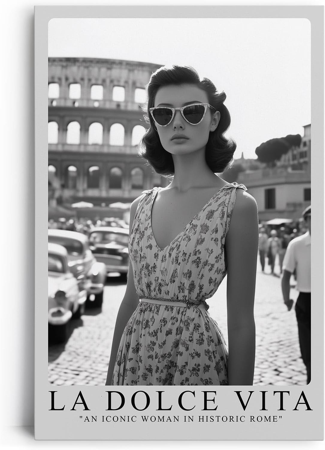 Paul Sinus Leinwandbild 60x90cm Leinwandbild La Dolce Vita – Stilvolle Schwarz-Weiß-Fotografie mit eleganter Frau vor dem Kolosseum