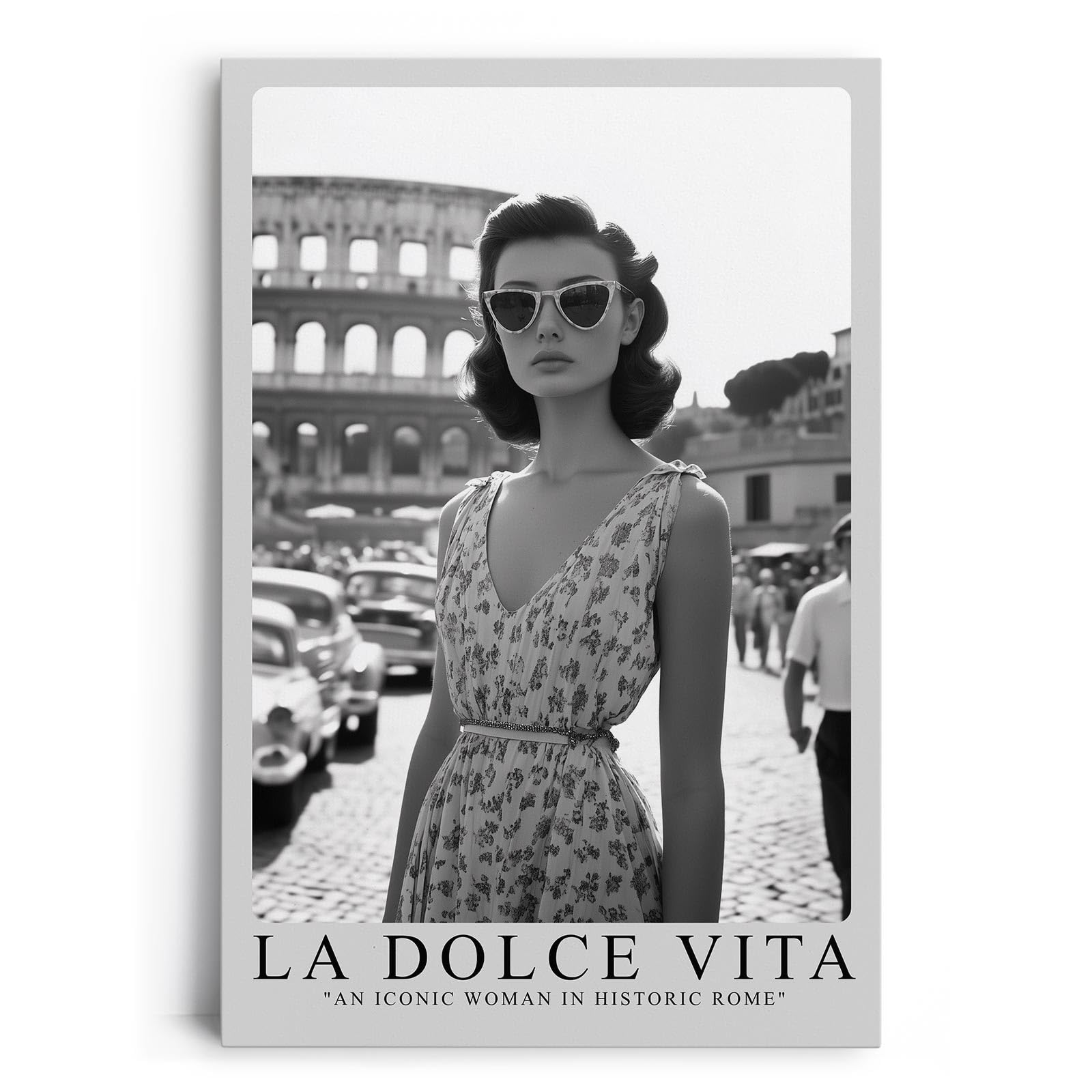 Paul Sinus Leinwandbild 60x90cm Leinwandbild La Dolce Vita – Stilvolle Schwarz-Weiß-Fotografie mit eleganter Frau vor dem Kolosseum