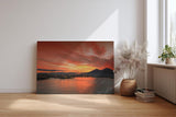 Sinus Art Wandbild 120x80cm Atmosphärisches Hafenszenario mit Silhouetten und leuchtendem Himmel über markanter Vulkanform