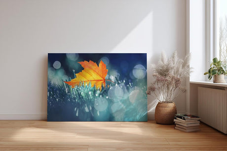 Sinus Art Wandbild 120x80cm Einzelnes orangefarbenes Ahornblatt im feuchten Gras mit Tautropfen und Lichtpunkten