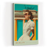 Paul Sinus Wandbild in 40x60cm Berlin – modebewusste Frau vor dem Brandenburger Tor in kräftigen Farben