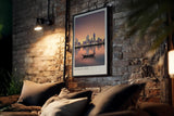 Paul Sinus Kunstdruck 40x60cm Kuwait City bei Sonnenuntergang – Skyline mit traditionellem Boot auf ruhigem Wasser