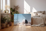 Sinus Art Wandbild 120x80cm Zwei kontrastierende Steine auf Fels in harmonischer Zweisamkeit am ruhigen Wasser