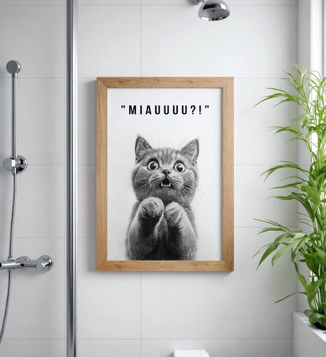 Paul Sinus Poster/Leinwandbild/Rahmenoption – Überraschtes Kätzchen „MIAUUU?!“ – Lustige WC-Deko für dein Badezimmer
