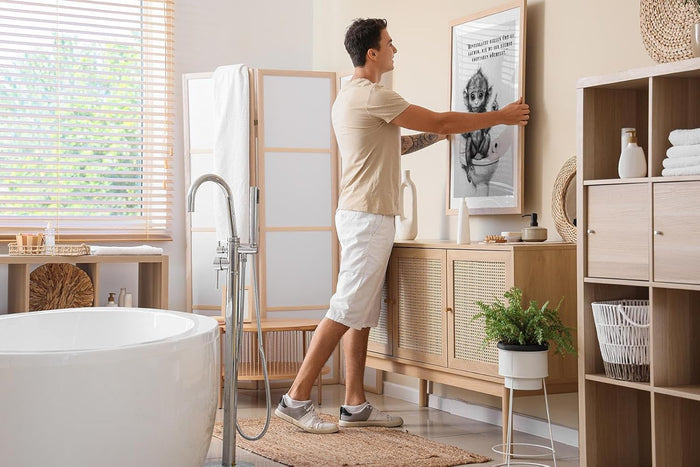 Paul Sinus Poster/Leinwandbild/Rahmenoption – Belehrender Affe „Hinterlasse diesen Ort sauber…“ – Lustige WC-Deko für dein Badezimmer