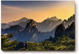 Sinus Art Wandbild 120x80cm Dramatische Berglandschaft mit goldenen Sonnenstrahlen und markanten Felsen